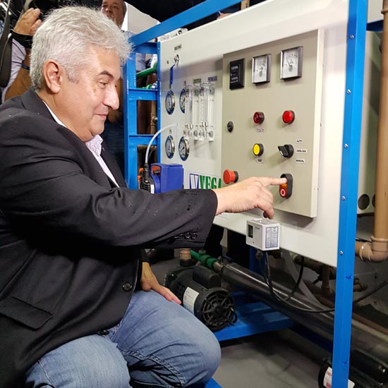 Ministro da Ciência e Tecnologia Marcos Pontes ligando equipamento da Vega Dessanilizadores